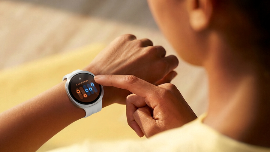 Uživatel ovládá pokročilé zdravotní funkce a biometrické ukazatele s podporou umělé inteligence na displeji hodinek Galaxy Watch9.