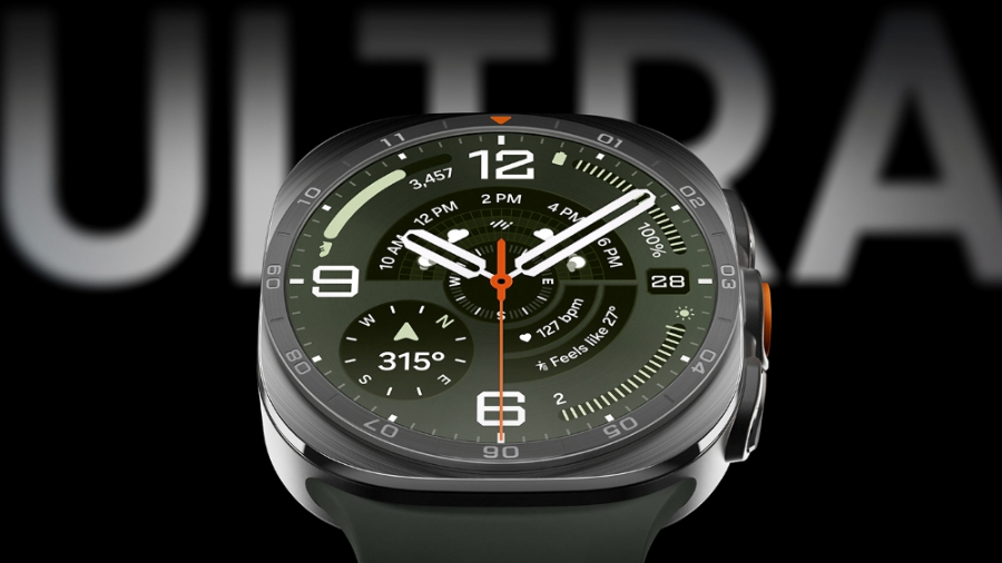 Detailní pohled na kulatý ciferník chytrých hodinek Samsung Galaxy Watch Ultra2 s nápisem Ultra v pozadí.