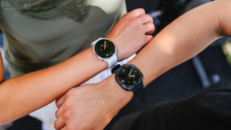Detailní lifestyle snímek dvou lidí s modely Samsung Galaxy Watch9 a Galaxy Watch Ultra2 na zápěstí.