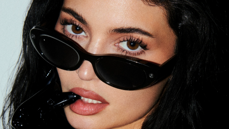 Chytré brýle Meta Starfire Kylie Edition na obličeji Kylie Jenner