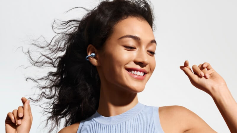 Žena se usmívá a v uších má sluchátka Huawei FreeClip 2 S