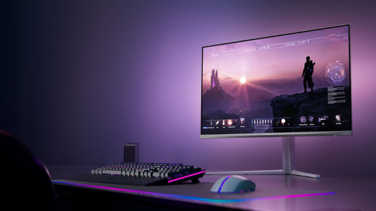 Nový 4K QD-OLED herní monitor Philips Evnia na stole s fialovým pozadím