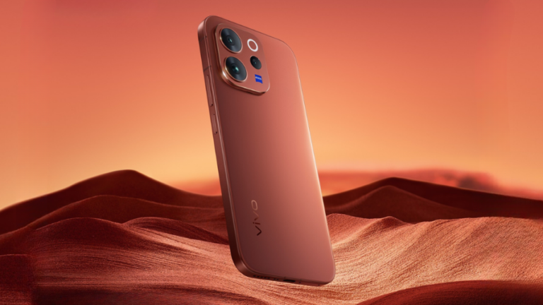 Mobilní telefon vivo V70 Lite 5G v červené barvě. Na pozadí červené duny.