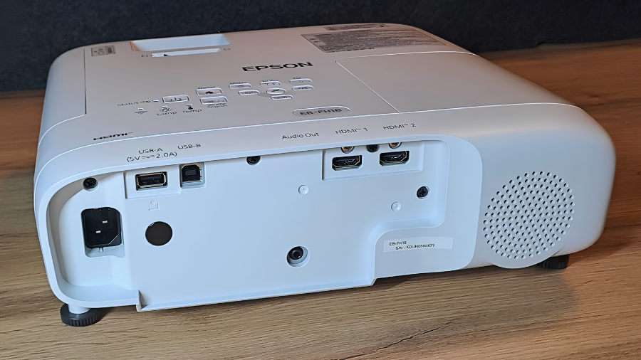 Zadní panel projektoru Epson EB-FH18 s viditelnými konektory pro napájení, USB porty, HDMI vstupy a audio výstupem.