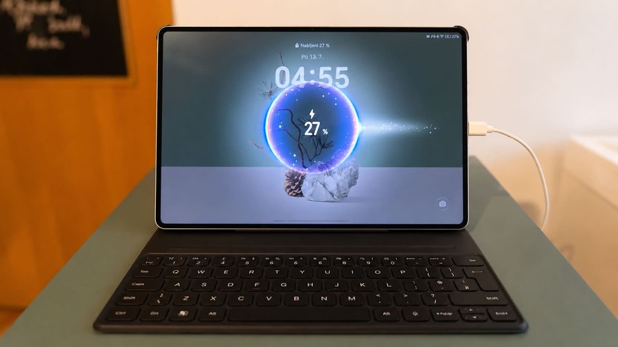 HONOR MagicPad 4 v režimu nabíjení. Tablet je v horizontální poloze, připojený k externí klávesnici, se zobrazenou notifikací o nabíjení a stavu baterie na 27 %.