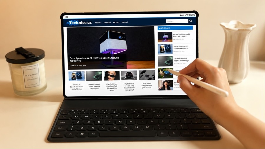 Tablet HONOR MagicPad 4 s připojenou klávesnicí a otevřeným webem Technice.cz, na který uživatel ukazuje stylusem.