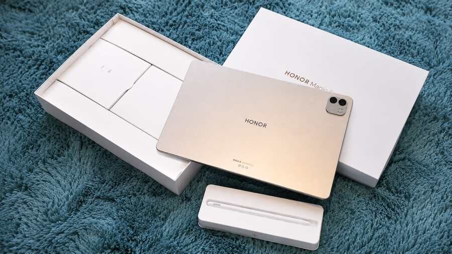 Detailní pohled na balení tabletu HONOR MagicPad 4, včetně samotného zařízení a dotykového pera.