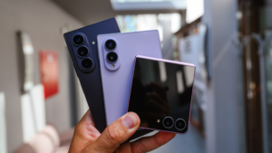 Tři nové skládací telefony Samsung Galaxy Z Fold8 Ultra, Fold8 a Flip8 naskládané v dlani v zavřeném stavu.
