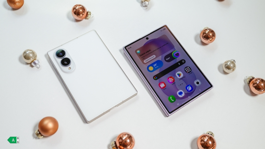 Dva telefony Samsung Galaxy Z Fold8 na světlém podkladu ozdobeném vánočními ozdobami – jeden v zavřeném stavu ukazující zadní fotoaparát a druhý otevřený s rozsvíceným displejem.