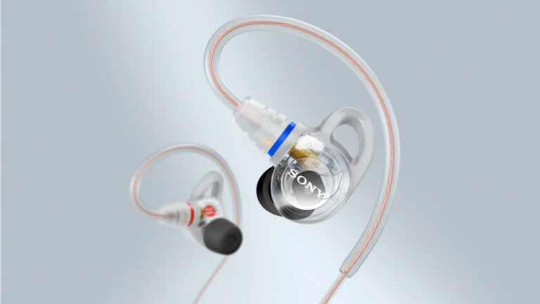 Profesionální in-ear monitory Sony IER-M500 v čiré průhledné variantě s ohebnými ušními háčky a odnímatelným kabelem.