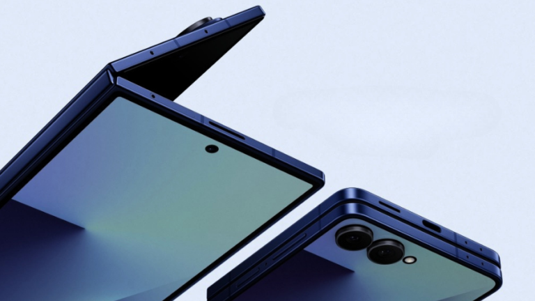 Detailní záběr na modrý skládací telefon Samsung Galaxy v částečně otevřené poloze, zdůrazňující design pantu a zadní fotoaparáty.