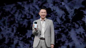 James Li, generální ředitel společnosti HONOR na představení HONOR Robot Phone.