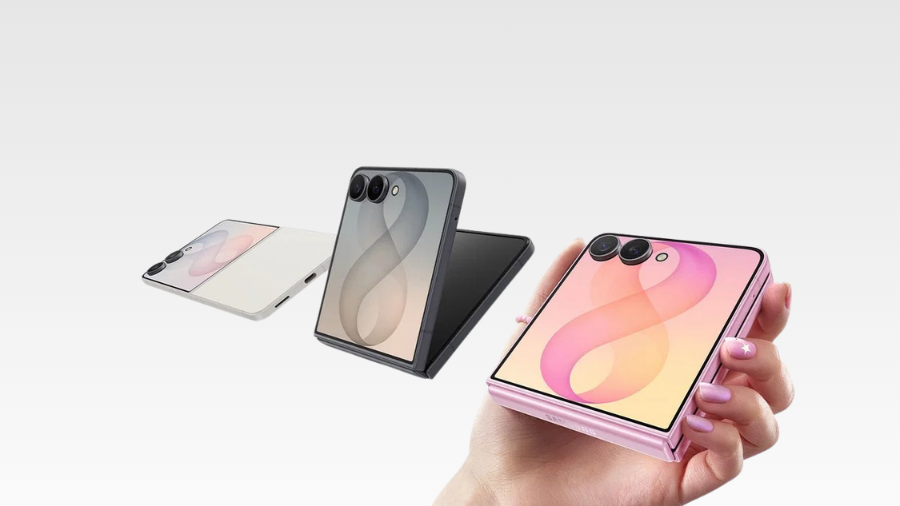 Sada tří telefonů Samsung Galaxy Z Flip8 ukazující profil, částečné otevření a vnější displej v dlani.