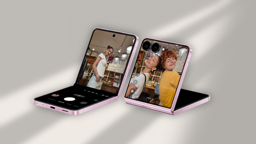 Dva růžové telefony Samsung Galaxy Z Flip8 v režimu Flex zobrazující rozdělené rozhraní fotoaparátu a vnější náhled.