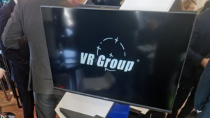 Obrazovka s nápisem VR Group na prestižním veletrhu Farnborough International Airshow 2026