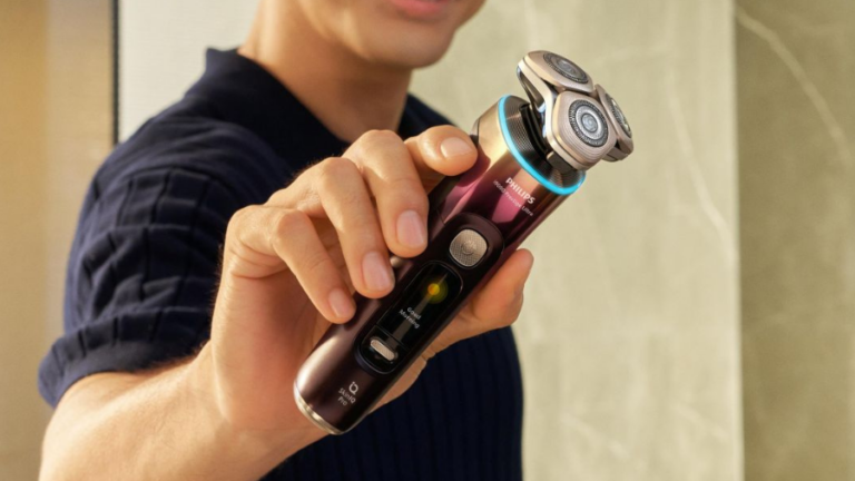 Muž drží v ruce elektrický holicí strojek Philips i9000 Prestige Ultra