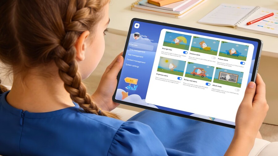 Back to school: Dívka s copánky drží tablet HONOR Pad X8b s dětským rozhraním a nastavením rodičovské kontroly.