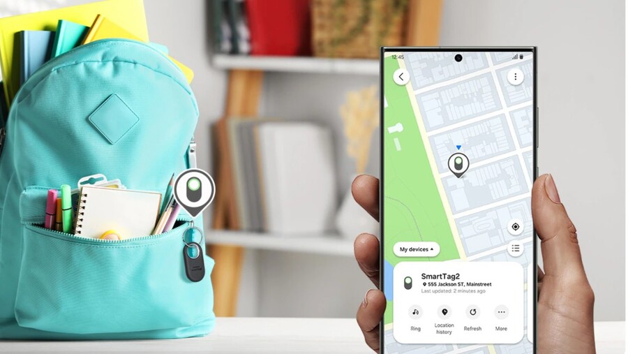 Back to school: Tyrkysový batoh s připojeným černým lokalizačním čipem Samsung Galaxy SmartTag2 na kroužku a ruka držící smartphone, na jehož displeji je mapa s polohou tohoto čipu v aplikaci.