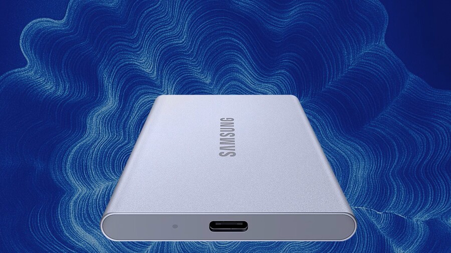 Back to school: Stříbrný externí SSD disk Samsung T7 Resurrected s portem USB-C na modrém abstraktním pozadí.