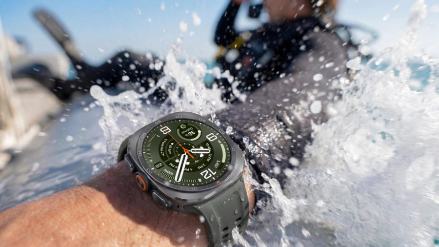 Chytré hodinky Galaxy Watch Ultra2 na zápěstí osoby během jízdy na člunu v blízkosti mořské hladiny.