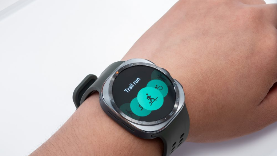 Chytré hodinky Galaxy Watch Ultra2 na zápěstí uživatele se zobrazenou sportovní funkcí Trailový běh (Trail run).