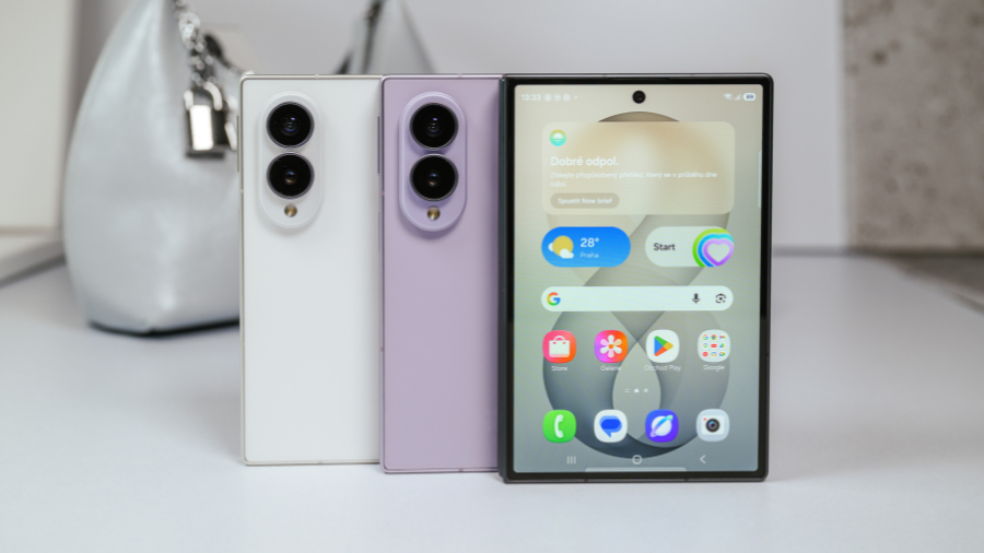 Dvě barevné varianty skládacího telefonu Galaxy Z Fold8 stojící na stole vedle sebe.