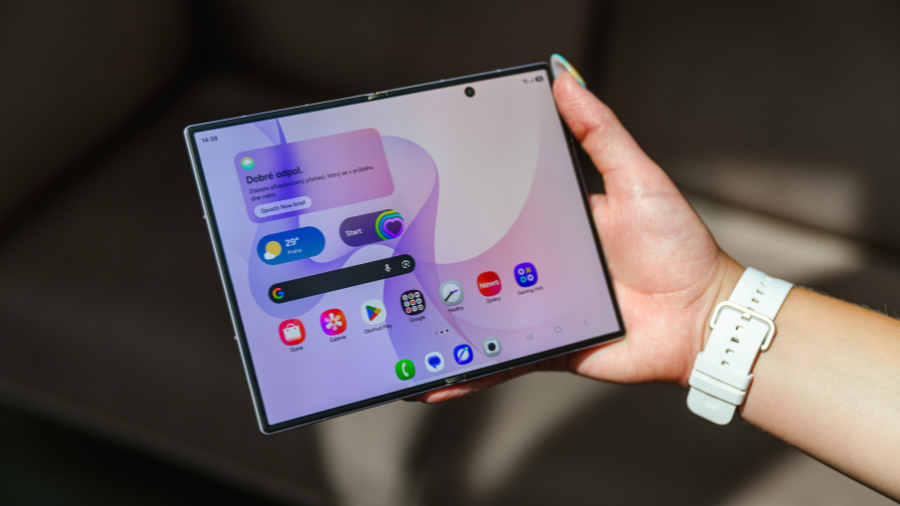 Detailní pohled na plně rozložený hlavní displej telefonu Galaxy Z Fold8 s uživatelským rozhraním.