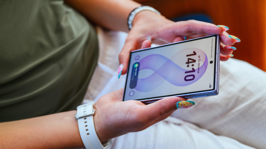 Detailní pohled na plně rozložený hlavní displej telefonu Galaxy Z Fold8 s uživatelským rozhraním.