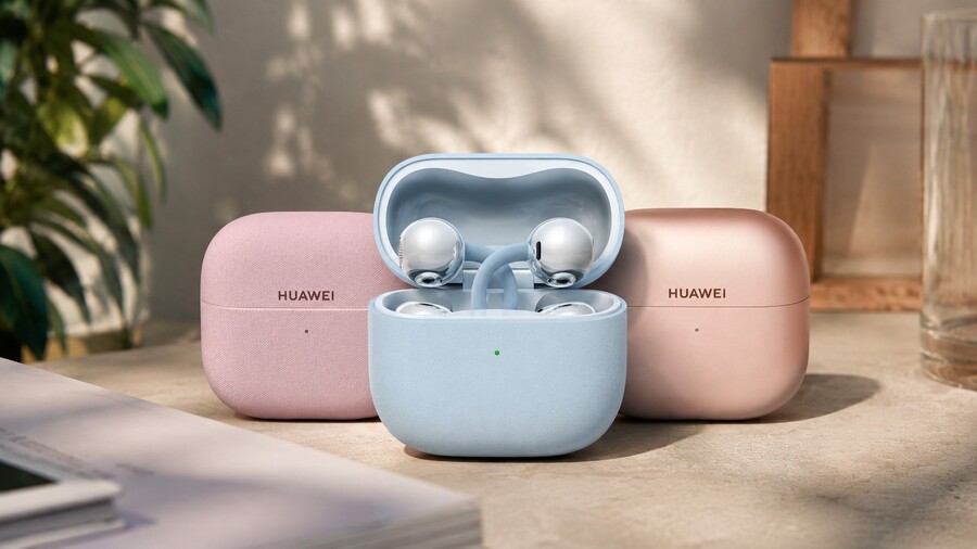 Tři nabíjecí pouzdra pro bezdrátová sluchátka značky HUAWEI FreeClip 2 přičemž modré pouzdro je otevřené a ukazuje sluchátka.
