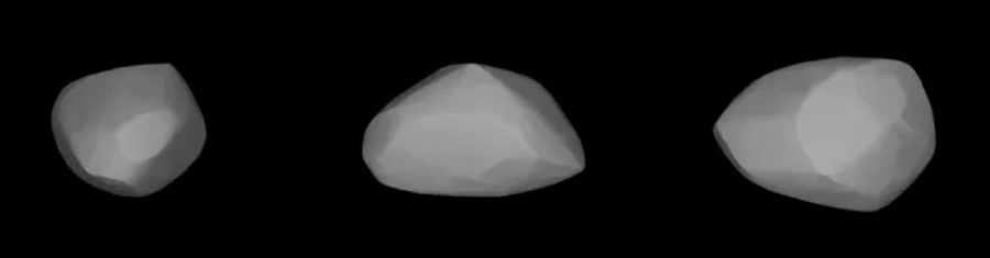 Tři různé pohledy: Šedý počítačový model ukazuje asteroid Apophis a jeho nepravidelný, protáhlý tvar z různých stran.