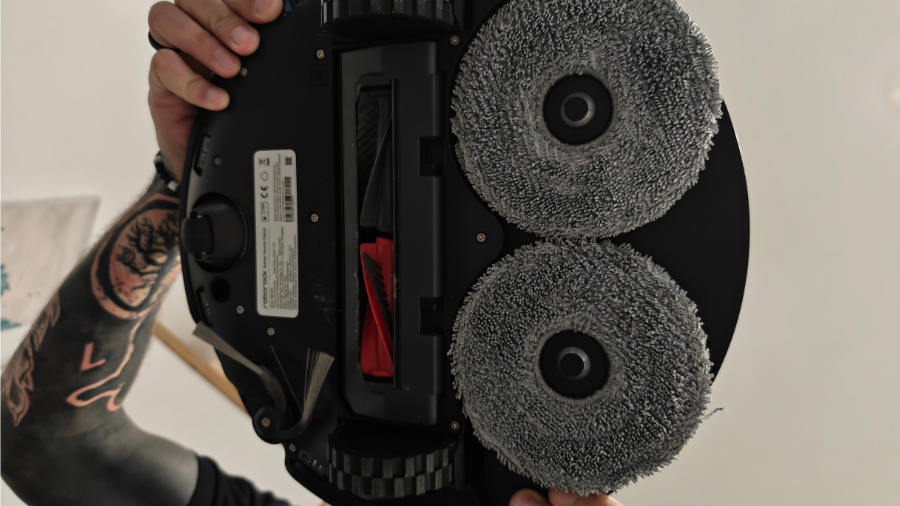 Pohled na spodní stranu robotického vysavače Roborock Qrevo Edge 2 s hlavními kartáči a dvojicí rotačních mopovacích podložek.