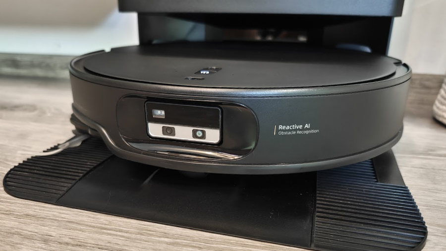 Detailní pohled na přední část černého robotického vysavače Roborock Qrevo Edge 2 se systémem kamer Reactive AI pro rozpoznávání překážek.
