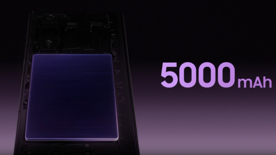 Průhled do vnitřní konstrukce na umístění akumulátoru uvnitř těla chytrého telefonu Samsung Galaxy Z Fold8 Ultra s fialově zvýrazněnou kapacitou 5 000 mAh.