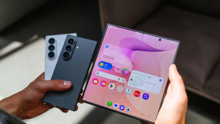 Srovnání zadní strany složených modelů a rozloženého vnitřního displeje chytrého telefonu Samsung Galaxy Z Fold8 Ultra s widgety počasí a kalendáře na obrazovce drženého v dlaních.
