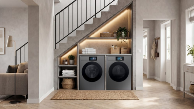 Moderní tmavé spotřebiče Samsung (pračka a sušička) vestavěné v elegantním prostoru pod schodištěm v interiéru domácnosti.