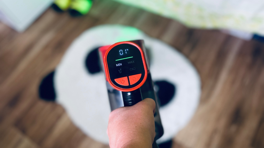 Detailní pohled na svítící LED displej ruční jednotky vysavače JIGOO C200 Cordless Vacuum Cleaner s ukazatelem režimu MIN a stavu baterie během vysávání.