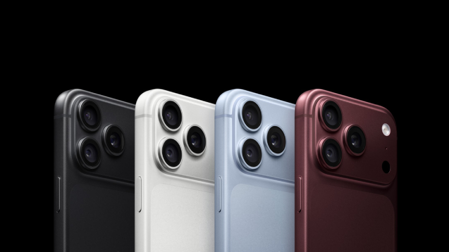 Čtyři barevné varianty telefonu iPhone 18 zobrazené z profilu se zaměřením na zadní fotomoduly na černém pozadí.