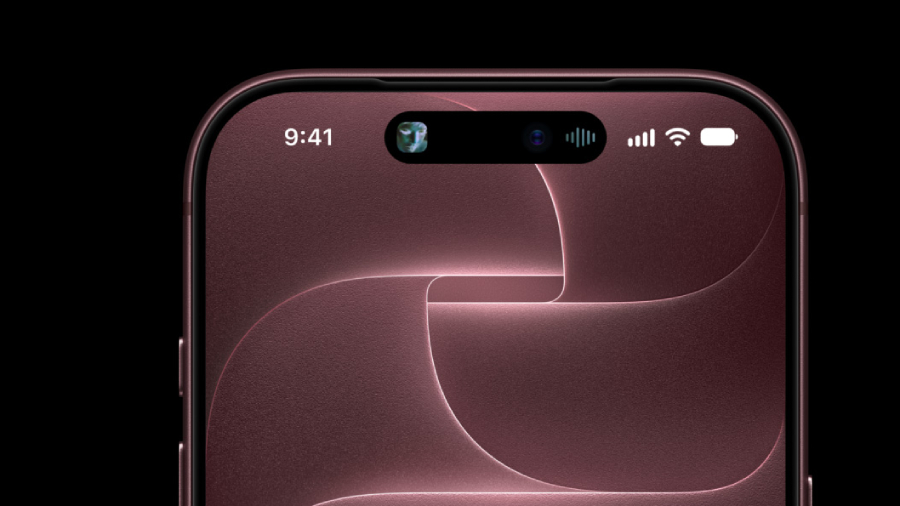 Detailní pohled na zmenšený prvek Dynamic Island na displeji telefonu iPhone 18 ve vínové barevné variantě.