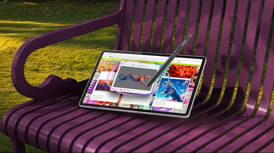 Tablet Lenovo Yoga Tab s dotykovým perem položený na fialové lavičce venku v přírodě.
