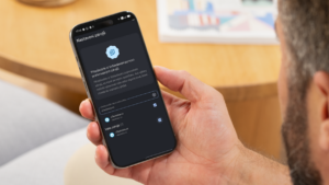 Displej telefonu zobrazuje stránku s názvem Nastavení zdrojů v tmavém režimu (Dark Mode)