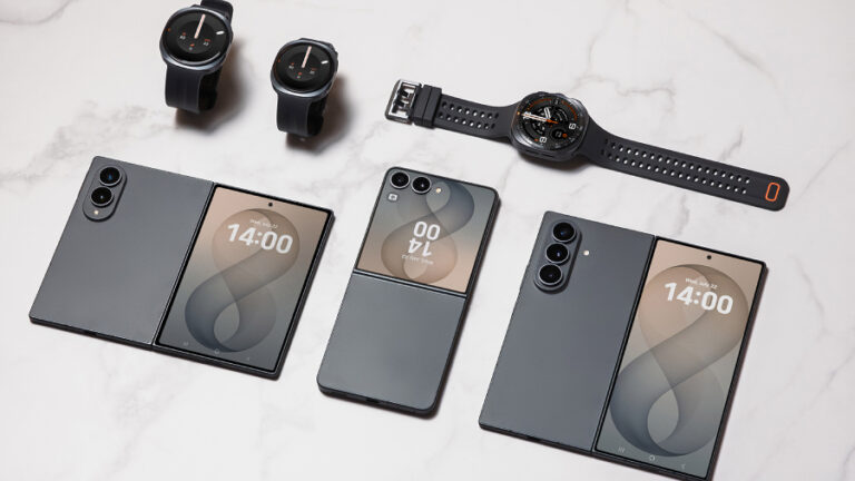 Záběr na telefony Samsung Galaxy Z Fold8, Z Flip8 a Z Fold8 Ultra.
