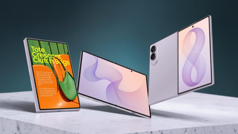Tři skládací telefony Samsung Galaxy Z Fold8 v levandulové barvě zobrazené z různých úhlů ve složeném i rozloženém stavu na světlém mramorovém stole.