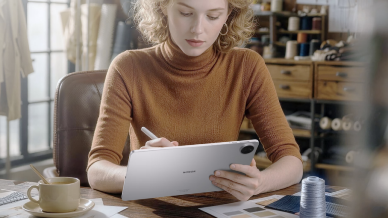 Honor Pad 20, který používá žena sedicí u stolu