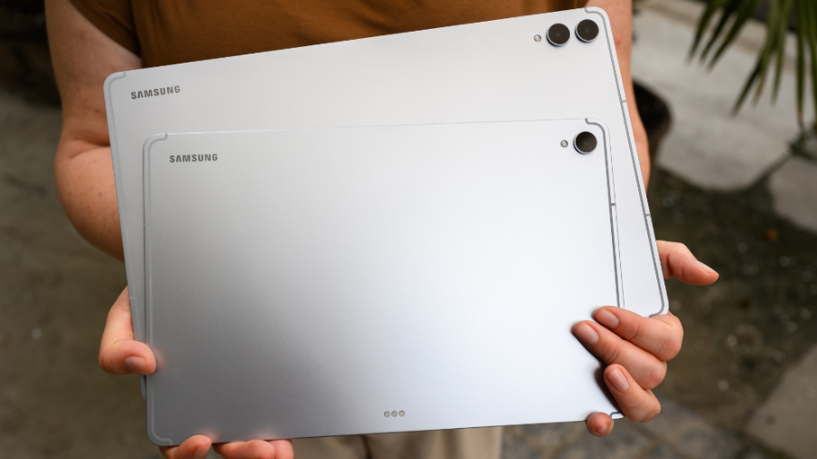Osoba drží v rukou dva tablety Samsung Galaxy Tab S12 Ultra a Galaxy Tab S12+ pro srovnání jejich velikostí.