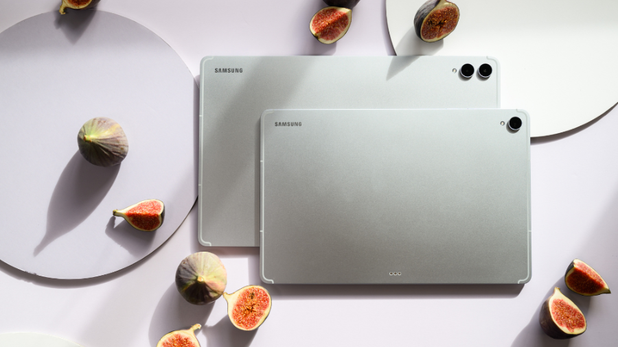 Zadní strana tabletů Samsung Galaxy Tab S12 Ultra a Galaxy Tab S12+ položených na světlém podkladu s nakrájenými čerstvými fíky.