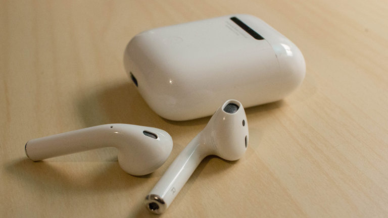 https://upload.wikimedia.org/wikipedia/commons/c/ce/AirPods_%282%29.jpg