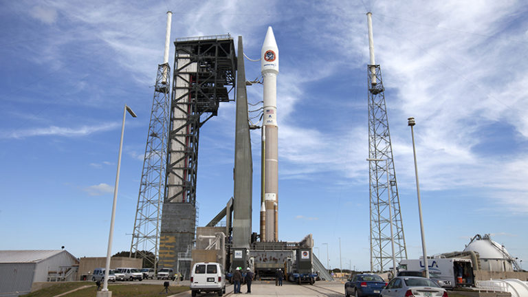 https://upload.wikimedia.org/wikipedia/commons/6/66/Cygnus_CRS_OA-6_Atlas_V_rocket_at_launch_pad_%2825968257375%29.jpg