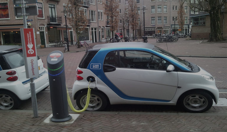 https://upload.wikimedia.org/wikipedia/commons/d/d4/Electric_car_charging_Amsterdam.jpg