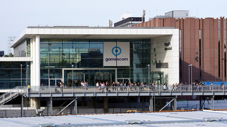 https://upload.wikimedia.org/wikipedia/commons/d/d1/Gamescom-2017.jpg