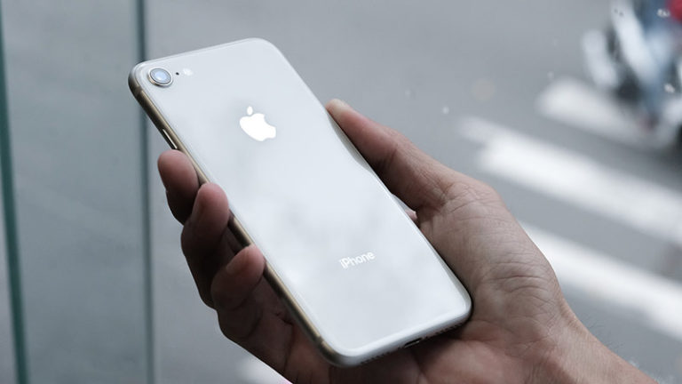 https://upload.wikimedia.org/wikipedia/commons/b/b5/IPhone_8_silver_with_white_rear.jpg